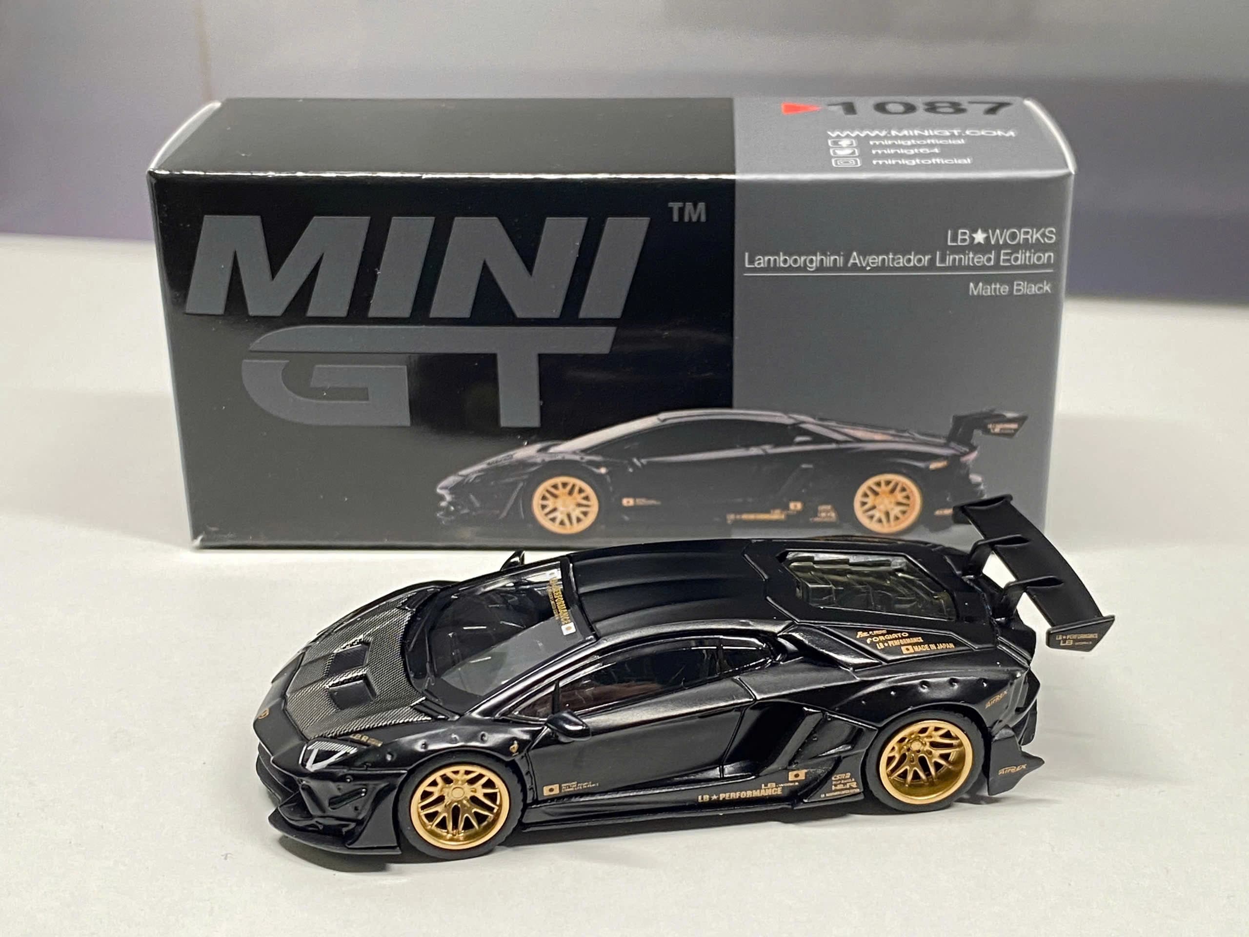 MINIGT - Lamborghini Aventador Limited Edition - MGT01087
